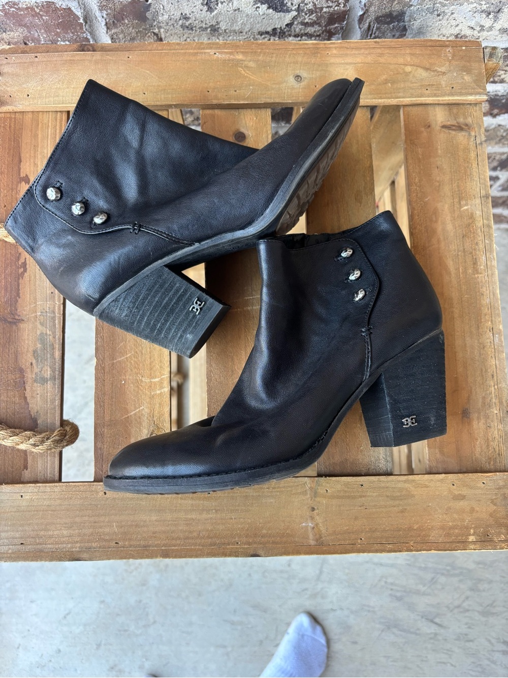 Gorgeous Sam Edelman black leather ankle boots
